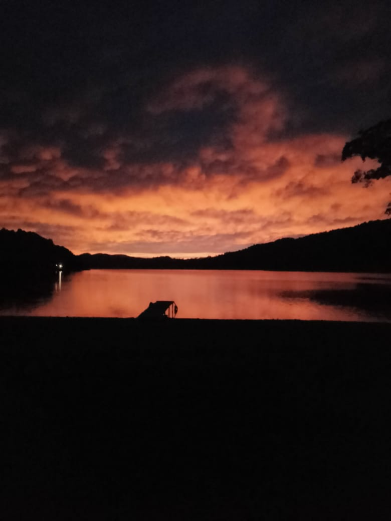 Atardecer sobre el lago